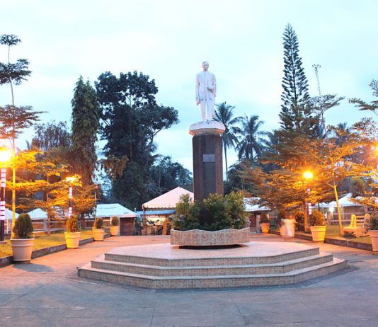 Impasug-ong_Plaza,_Bukidnon,_Mindanao,_Philippines